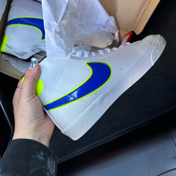 *BRAND NEW NEVER WORN* 
Nike Blazer Mid in MINT condition 
Boys SIZE 5Y - Picture 5 of 5